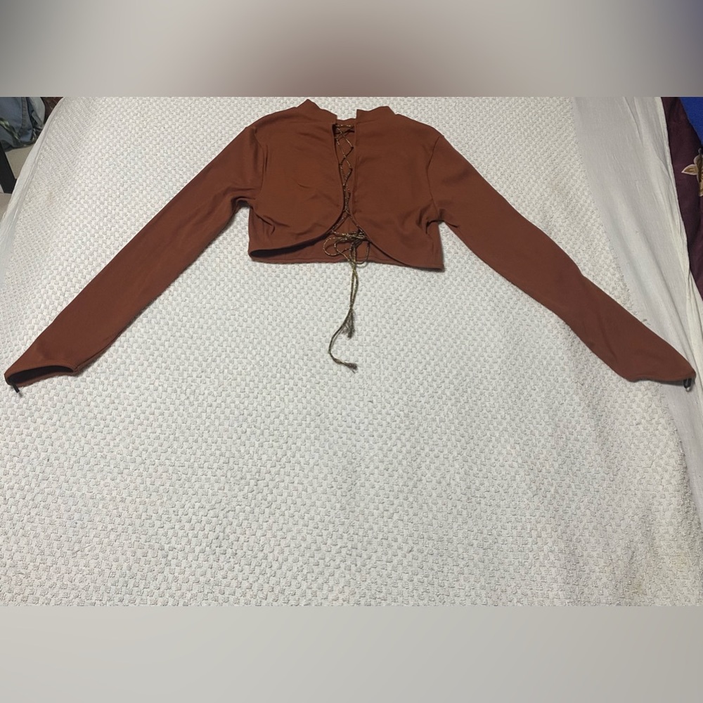 Este blusa es nueva y muy moderna.